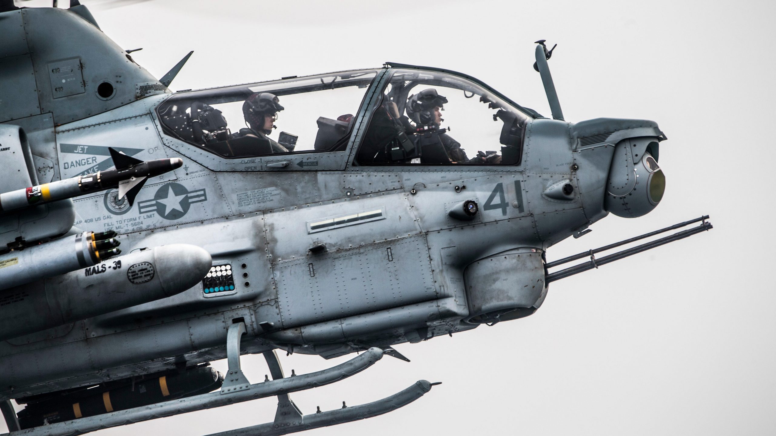 An AH-1Z Viper attached to Marine Medium Tiltrotor Squadron (VMM) 163 (Reinforced), 11th Marine Expeditionary Unit (MEU) takes off